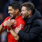Simeone abraza a Luis Suárez después de la victoria del Atlético ante el Valencia