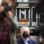 Carteles de "se vende" en un edificio de Madrid