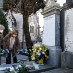 La hermana de Gregorio Ordóñez y presidenta de Covite, Consuelo Ordoñez, y su viuda, Ana Iribar, en el cementerio de Polloe de San Sebastián en un responso en recuerdo del expresidente del PP de Guipúzcoa asesinado por ETA el 23 de enero de 1995.