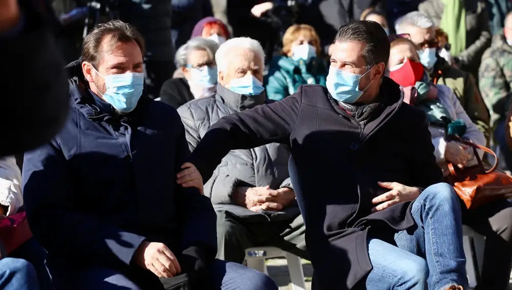 El candidato del PSOE, Luis Tudanca, saluda al alcalde y secretario provincial socialista, Óscar Puente