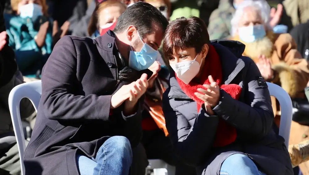 El candidato socialista Luis Tudanca conversa con la ministra de Política Territorial y portavoz del Gobierno, Isabel Rodríguez