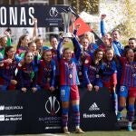 GRAF4631. MADRID, 23/01/2022.- Las jugadoras del FC Barcelona se proclamaron campeonas de la final de la Supercopa de España de fútbol femenino tras imponerse por 7-0 al Atlético de Madrid en la final disputada este domingo. EFE/Juanjo Martín