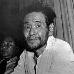 Imagen del sargento Shoichi Yokoi en su vuelta a Japón, tras treinta años escondido en la selva de la isla de Guam