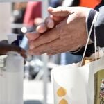 Una persona se pone gel hidroalcohólico en las manos en un recinto de Sant Jordi, en Barcelona