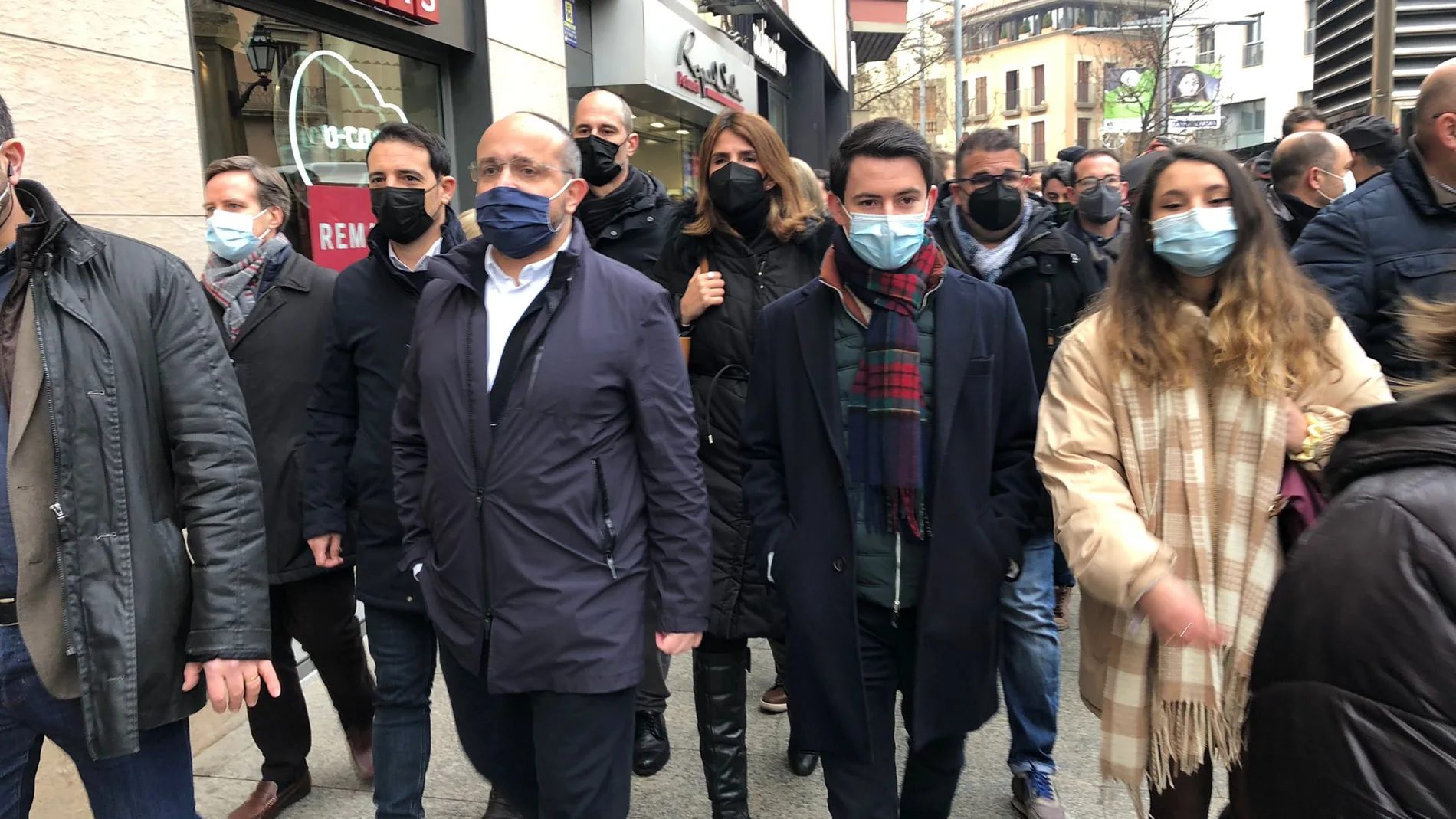 Alejandro Fernández con la comitiva del PP el sábado en Vic