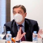 El ministro de Agricultura, Pesca y Alimentación, Luis Planas, durante la presentación del libro 'El óxido del cielo', en la sede de la Editorial Almuzara, a 24 de enero de 2022, en Madrid (España).