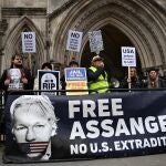 Seguidores de Julian Assange protestas contra su posible extradición a EEUU
