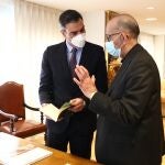 El presidente del Gobierno, Pedro Sánchez (i), conversa con el presidente de la Conferencia Episcopal, Juan José Omella, durante un encuentro mantenido este lunes en Madrid