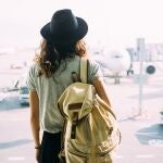 Imagen de viajera con mochila | Fuente: KAYAK