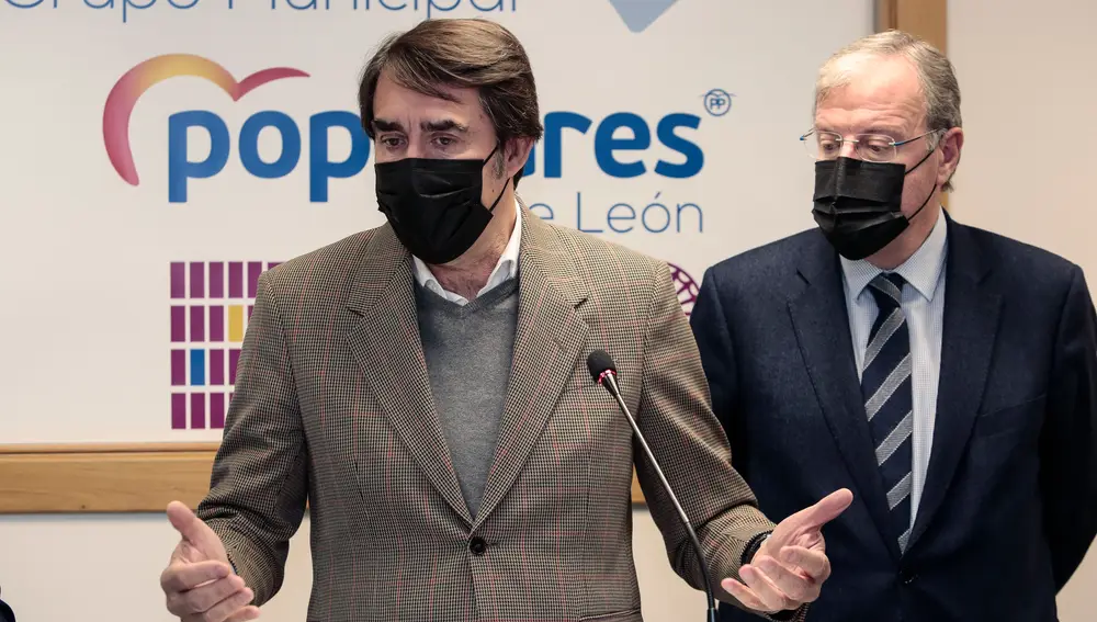 El cabeza de lista a las Cortes del PP por León, Juan Carlos Suárez-Quiñones, mantiene una reunión de trabajo con miembros del Grupo Municipal del Ayuntamiento de la capital. Junto a él, Antonio Silván