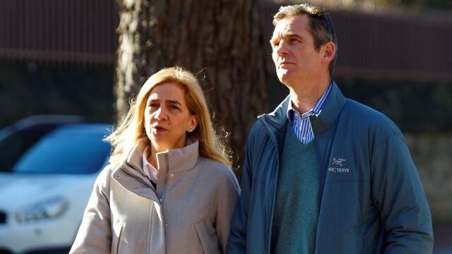 MADRID, 24/01/2022.- Fotografía de archivo (25/12/2019), de la infanta Cristina e Iñaki Urdangarin que han decidido "de común acuerdo, interrumpir su relación matrimonial" después de que la pasada semana se conociera el vínculo del exduque de Palma con otra mujer, según aseguran ambos en un comunicado remitido a EFE en el que subrayan que el compromiso con sus cuatro hijos "permanece intacto". EFE/David Aguilar