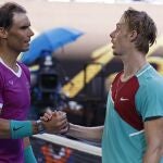 Rafa Nadal y Denis Shapovalov se saludan al terminar el partido en el Open de Australia.