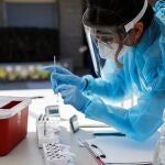 Un trabajador de la salud recolecta muestras en un sitio de prueba de Covid-19 ubicado en Guirado Park en Whittier, California