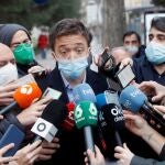 El diputado de Más País Íñigo Errejón atiende a la prensa a su llegada a los juzgados de Plaza de Castilla de Madrid