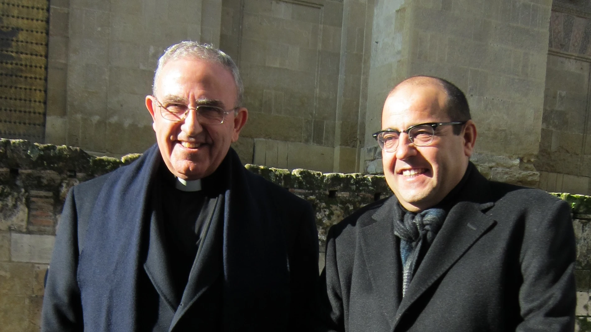 El deán presidente y el canónigo portavoz del Cabildo, Manuel Pérez Moya y José Juan Jiménez Güeto, respectivamente, ante la Mezquita Catedral. EUROPA PRESS