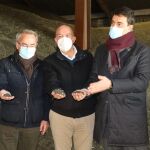 Los candidatos del PP por Valladolid y Burgos, Jesús Julio Carnero y Ángel Ibáñez, visitan una cooperativa en tierras burgalesas