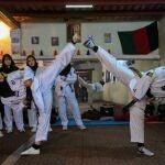 Jóvenes afganas practican taekwando en Kabul, Afganistán.
