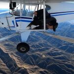 Trevor Jacob en el momento de saltar del avión, un minuto después de que la helice se detuviera.