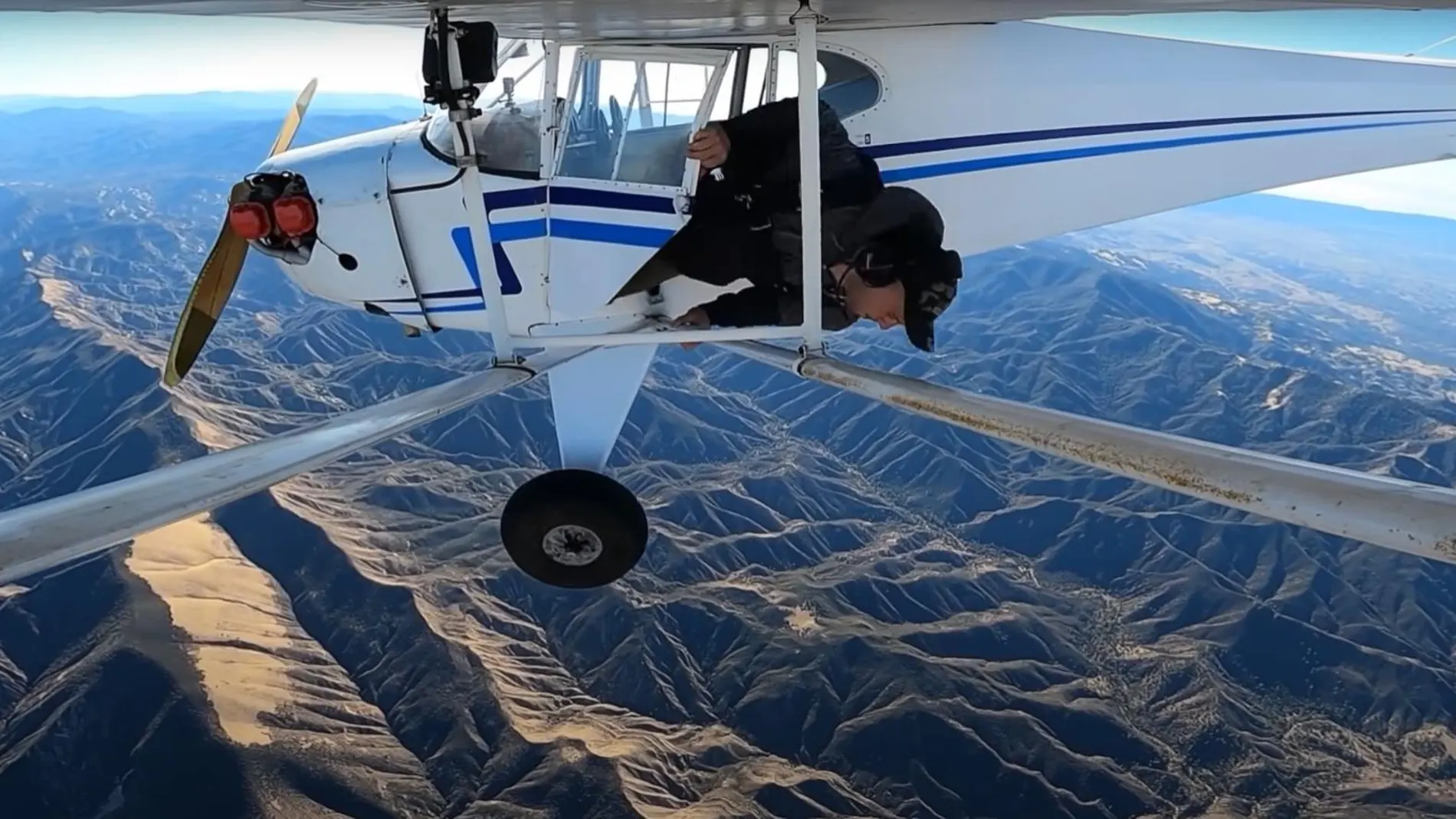 Trevor Jacob en el momento de saltar del avión, un minuto después de que la helice se detuviera.
