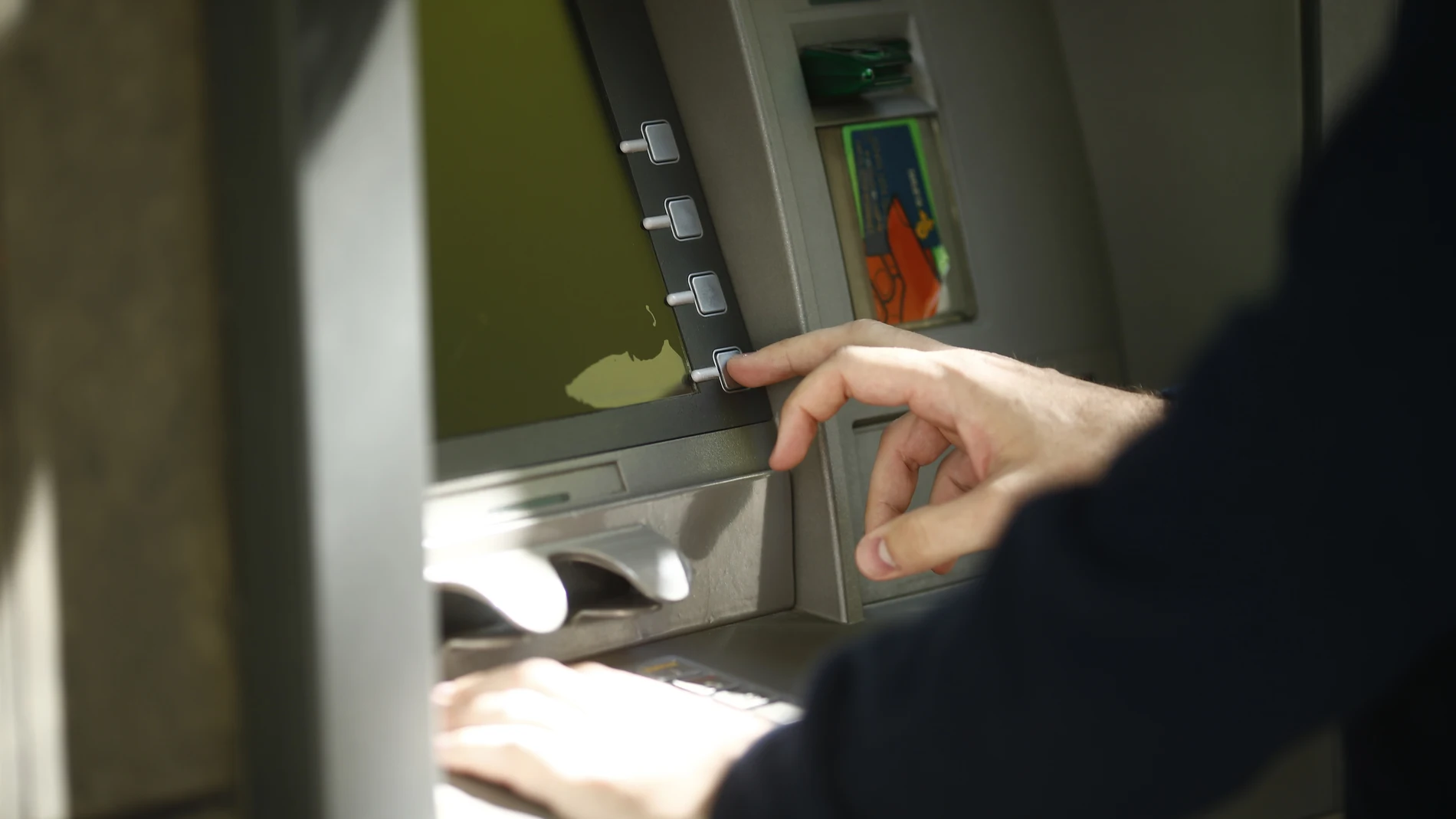 El Ayuntamiento de Salamanca aborda la brecha digital en las gestiones bancarias con las personas mayores