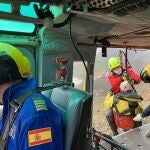 Momento del rescate del hombre que ha resultado gravemente herido en la Cresta del Escribano (Águilas)