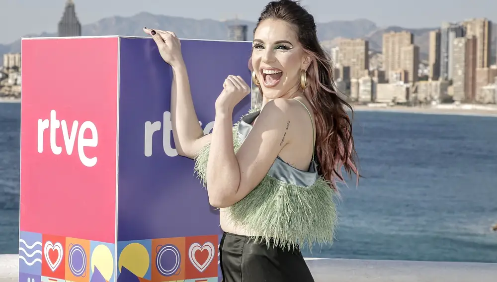 La presentadora del Benidorm Fest, Inés Hernand, posa en una rueda de prensa, el día que se celebra la primera semifinal del Benidorm Fest 2022, en el Mirador del Castillo de Benidorm, a 26 de enero de 2022, en Benidorm, Alicante, Comunidad Valenciana (España). El festival es celebrado por RTVE con el fin de elegir el representante español para Eurovisión 2022. Los participantes Varry Brava, Azúcar Moreno, Blanca Paloma, Unique, Tanxugueiras y Chanel competirán esta noche para pasar a la gran final del próximo sábado, pero solo cuatro de ellos lo harán. Los artistas que pasen a la final serán los que reciban mayor puntuación por parte del jurado profesional, el jurado demoscópico y el televoto. 26 ENERO 2022;BENIDORM;SEMIFINAL;2022;EUROVISIÓN;TURÍN;CANCIÓN;MÚSICA;REPRESENTANTE;BENIDORM FEST Joaquín Reina / Europa Press 26/01/2022