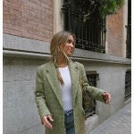 María Pombo con blazer de Mango.