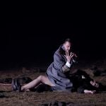 La soprano alemana Ricarda Merbeth, en el papel de Brünnhilde, y el barítono estonio Lauri Vasar, en el papel de Gunther, durante la representación de «El ocaso de los dioses»