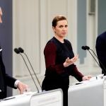 La primera ministra de Dinamarca, Mette Frederiksen, junto al Ministro de Sanidad, Magnus Heunicke y el Director General de la Autoridad Sanitaria Danesa, Soeren Brostroem, durante una rueda de prensa para informar del estado de la pandemia, en Copenhage (Dinamarca)