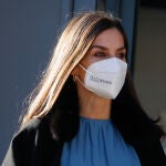 La reina Letizia a su llegada a la reunión de trabajo con miembros del Consejo Nacional de la Asociación Española contra el Cáncer (AECC).