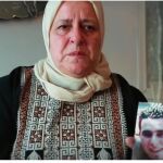 La madre de Thami Bennani junto a la fotografía de su hijo