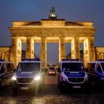 Coches de policía frente a la Puerta de Brandenburgo mientras el Parlamento debate nuevas instrucciones para la vacunación