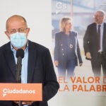 El candidato a la Presidencia de la Junta de Castilla y León, Francisco Igea, durante la pegada de carteles