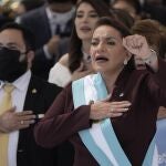 Castro ha recibido a manos de su nieta la banda presidencial frente a miles de personas que han cantado y festejado durante toda la mañana su llegada al poder