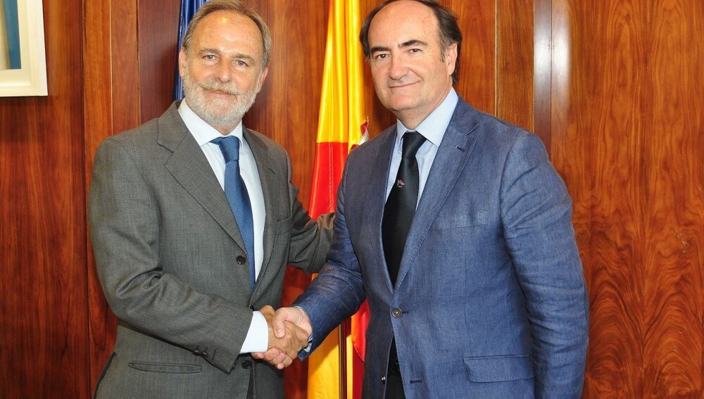 El presidente de la Autoridad Portuaria de Algeciras, Gerardo Landaluce (dcha.) en una imagen de archivo