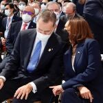 Felipe VI de España habla con la vicepresidenta de Estados Unidos Kamala Harris (d) durante la investidura de Xiomara Castro como presidenta de Honduras