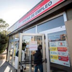 Dos personas entran en la Oficina de Empleo de Moratalaz,