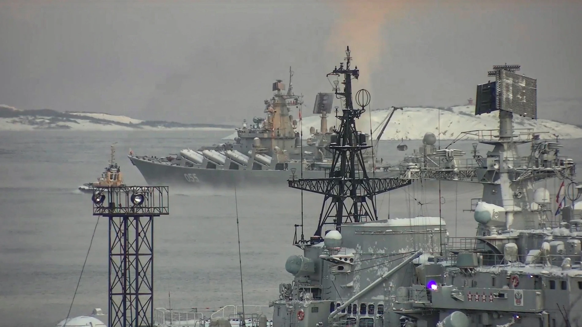 El crucero ruso Marshal Ustinov preparándose para participar en ejercicios en el Mar de Barents en Severomorsk