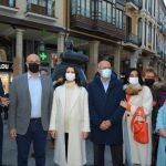 La presidenta de Ciudadanos, Inés Arrimadas (c), pasea por la Calle Mayor de Palencia junto al candidato a la Presidencia de la Junta de Castilla y León, Francisco Igea (3d), al alcalde de Carrión y cabeza de lista por Palencia, Jose Manuel Otero (2i) y el alcalde de Palencia y coordinador de Cs, Mario Simón (i), este jueves. EFE/ Almudena Álvarez