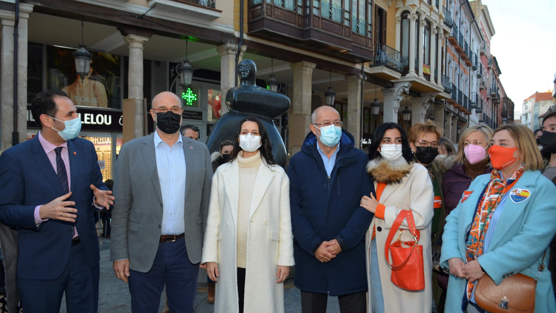 La presidenta de Ciudadanos, Inés Arrimadas (c), pasea por la Calle Mayor de Palencia junto al candidato a la Presidencia de la Junta de Castilla y León, Francisco Igea (3d), al alcalde de Carrión y cabeza de lista por Palencia, Jose Manuel Otero (2i) y el alcalde de Palencia y coordinador de Cs, Mario Simón (i), este jueves. EFE/ Almudena Álvarez