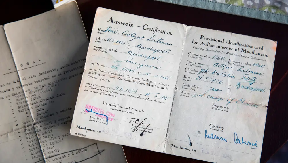 Tarjeta de liberación de la madre de Eva del campo de concentración de Ebensee
