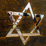 Vista de una estrella de David en el jardín de la ciudad de Aussig, durante una ceremonia conmemorativa al celebrarse hoy el Día Internacional de la Memoria del Holocausto