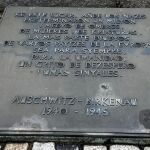 Placa en sefardí que recuerda a los judíos de ese origen asesinados en Auschwitz