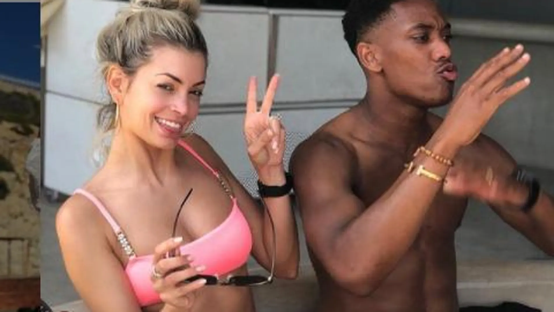El internacional francés junto a su pareja, Melanie Martial