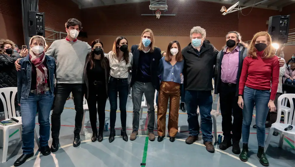 El candidato de Unidas Podemos a las Cortes, Pablo Fernández, participa en el acto de inicio de campaña en León, junto a la secretaria general de Podemos y ministra de Derechos Sociales y Agenda 2030, Ione Belarra y la secretaria de Acción de Gobierno y ministra de Igualdad, Irene Montero