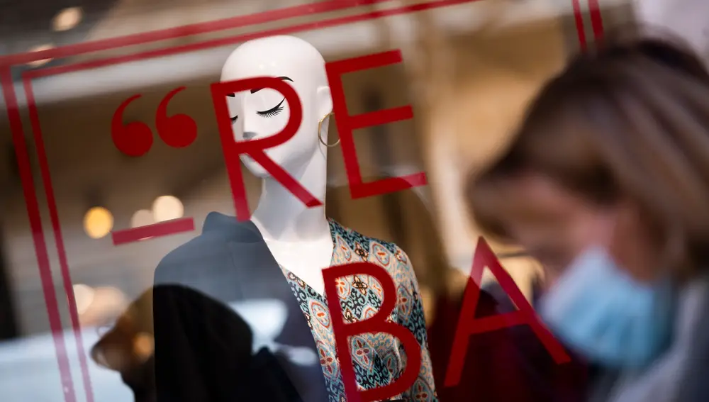 Imagen de un maniquí en un escaparate que anuncia rebajas