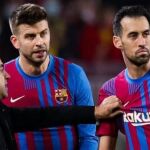 Xavi da órdenes a Piqué y a Busquets