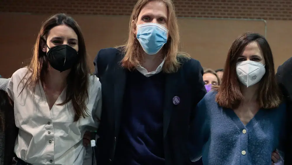 El candidato de Unidas Podemos a las Cortes, Pablo Fernández, participa en el acto de inicio de campaña en León, junto a la secretaria general de Podemos y ministra de Derechos Sociales y Agenda 2030, Ione Belarra y la secretaria de Acción de Gobierno y ministra de Igualdad, Irene Montero