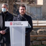 El presidente de la Generalitat, Pere Aragonés (d), interviene en su visita a las obras de rehabilitación de la Escola Santa Maria-ZER Serra Llarg, a 28 de enero de 2022, en Castelló de Farfanya, Lleida, Catalunya (España). Aragonès ha realizado este encuentro tras visitar el Ayuntamiento del municipio leridano de Castelló de Farfanya.