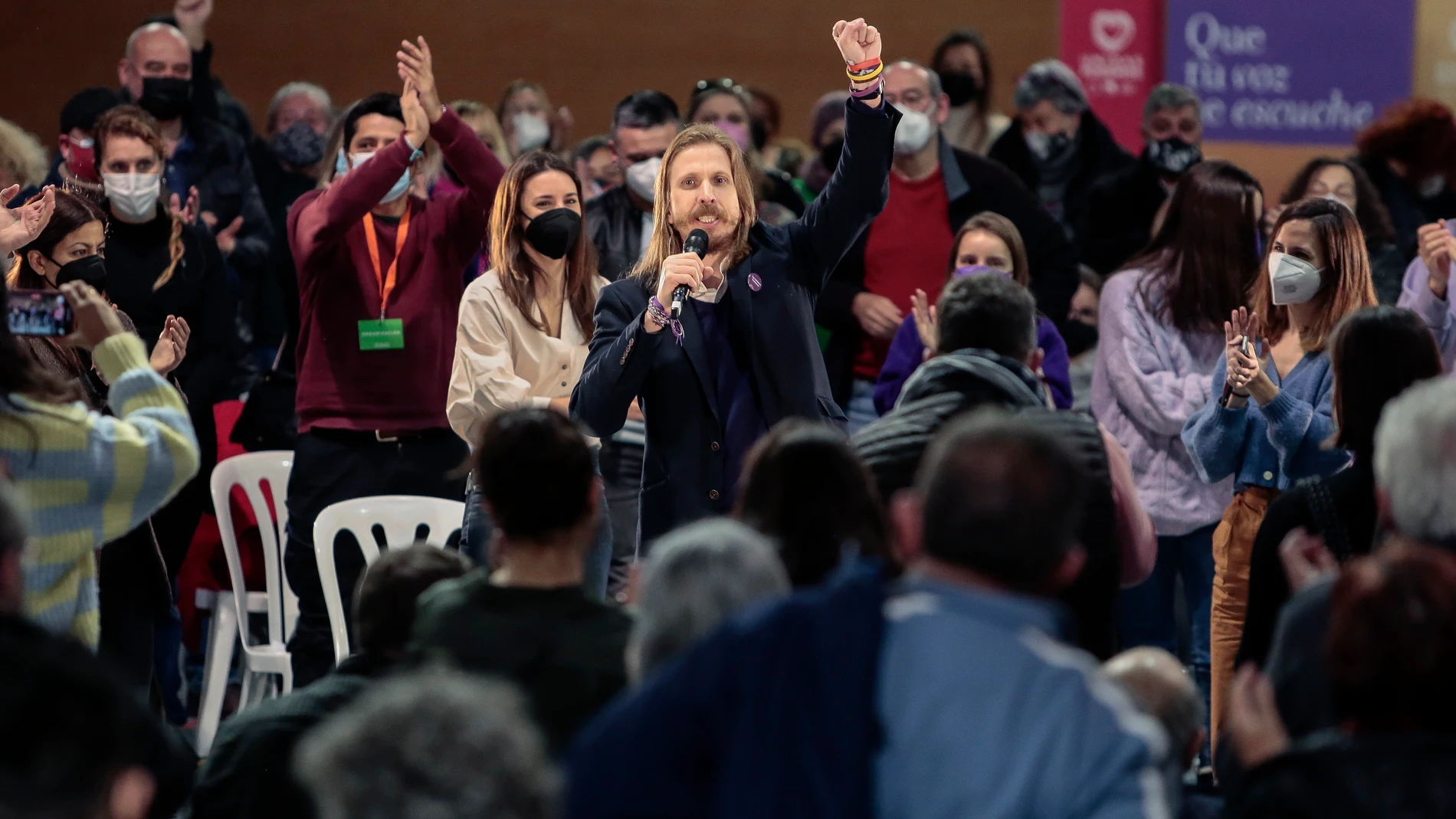 El candidato de Unidas Podemos a las Cortes, Pablo Fernández, participa en el acto de inicio de campaña en León, junto a la secretaria general de Podemos y ministra de Derechos Sociales y Agenda 2030, Ione Belarra y la secretaria de Acción de Gobierno y ministra de Igualdad, Irene Montero